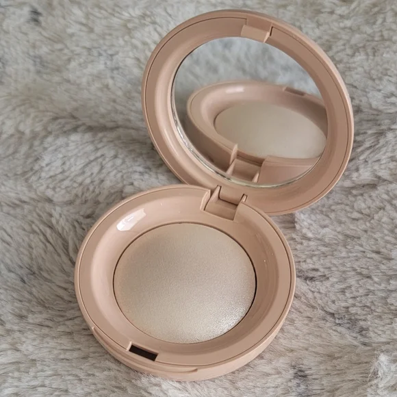 Enlighten - Rare Beauty Highlighter Selena Gomez - Picture 3 of 14